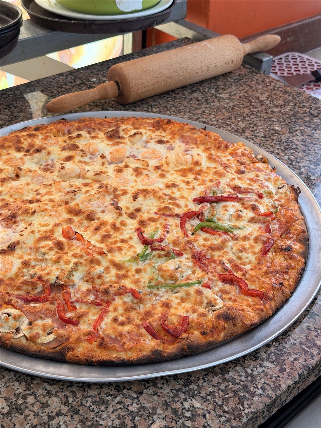 Pizza acabada de fazer no Doner King